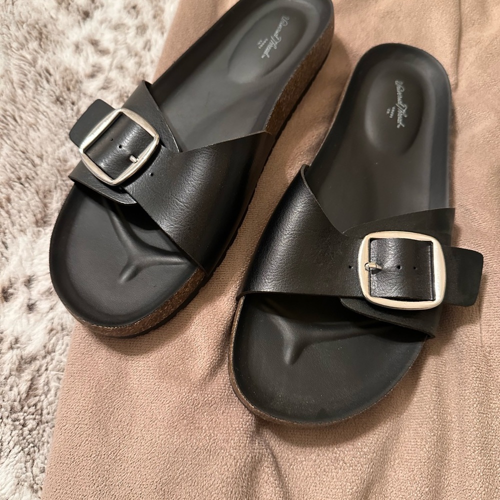 Universal Thread Black Sandals with Buckle